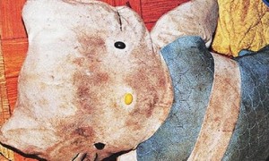 Những kẻ bắt cóc nhét đầu nạn nhân vào thú nhồi bông Hello Kitty.