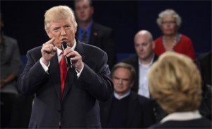 Ứng viên Donald Trump chỉ tay về phía bà Hillary Clinton trong cuộc tranh luận sáng nay
