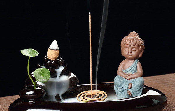 Đốt nhang trầm hương